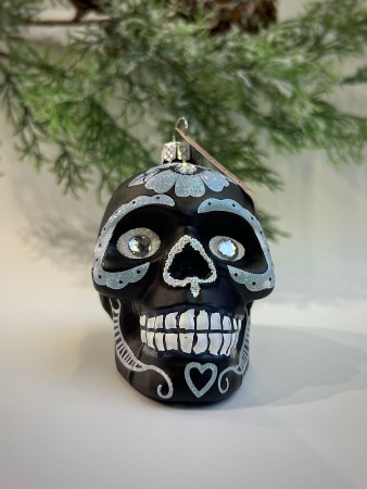 Inge Glas Magic Стеклянная елочная игрушка Черный череп с голубым цветком, размер - 9 см