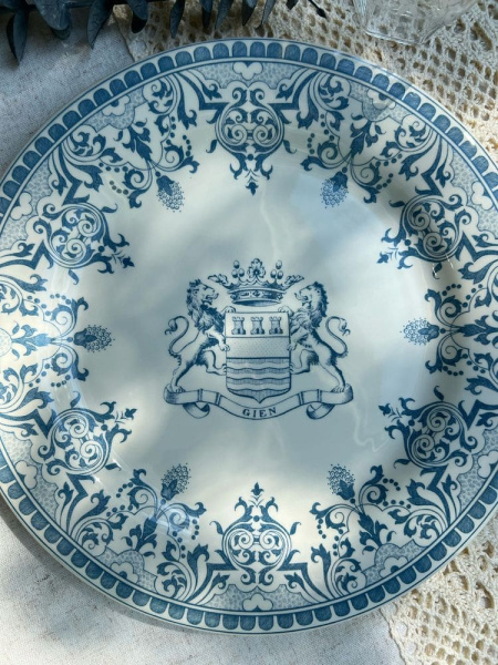 Gien Les Depareillees Обеденная тарелка с рисунком Blason (Герб), диаметр - 27,4 см, белый, голубой