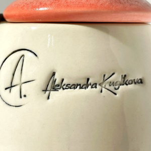 Маленькая керамическая шкатулка с крышкой Стиляга в черных очках, высота - 13 см, A. Kruglikova