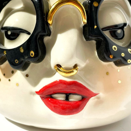 Маленькая керамическая шкатулка с крышкой Стиляга в черных очках, высота - 13 см, A. Kruglikova