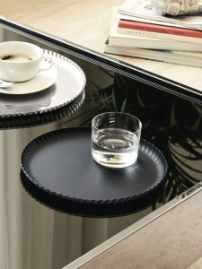 Alessi Pleats Металлический поднос с фактурным узором, диаметр - 23 см, цвет - черный