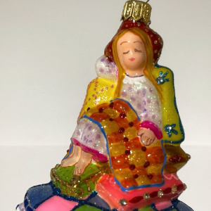 Mysteria Стеклянная елочная игрушка Принцесса на горошине, ширина - 6,2 см, высота - 12,7 см