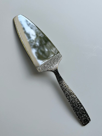 Alessi Dressed Лопатка для торта с рельефным узором на задней поверхности ручки, нержавеющая сталь