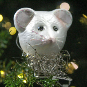 Inge Glas Стеклянная елочная игрушка на прищепке Мышка, размер - 6 см, цвет - белый