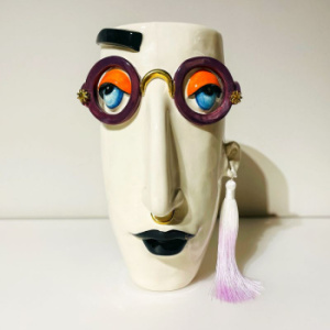 Большая керамическая ваза Стиляга в бордовых очках и бело-сиреневой серьгой-кистью, высота - 25,5 см