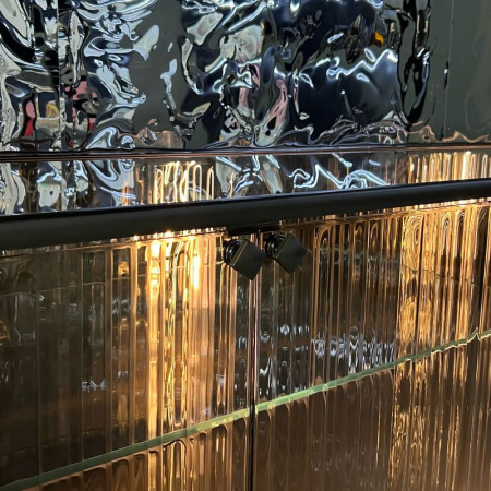 Fiam Echo Line Стеклянный комод с фактурными дверцами и подсветкой, размеры: 250х53х67h см