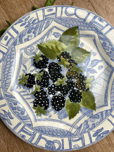 Gien Oiseaux Bleu Fruits Десертная тарелка с рисунком Mûres (Ежевика), диаметр - 22 см