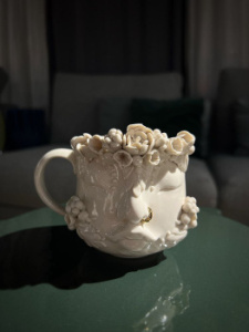 Керамическая кружка с ручкой и кольцом в носу сбоку, A. Kruglikova