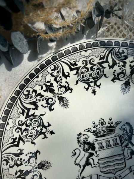 Gien Les Depareillees Тарелка для основного блюда Герб, диаметр - 27,4 см, белый, черный