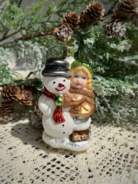 Inge Glas Стеклянная елочная игрушка Девочка со снеговиком, размер - 12,5 см