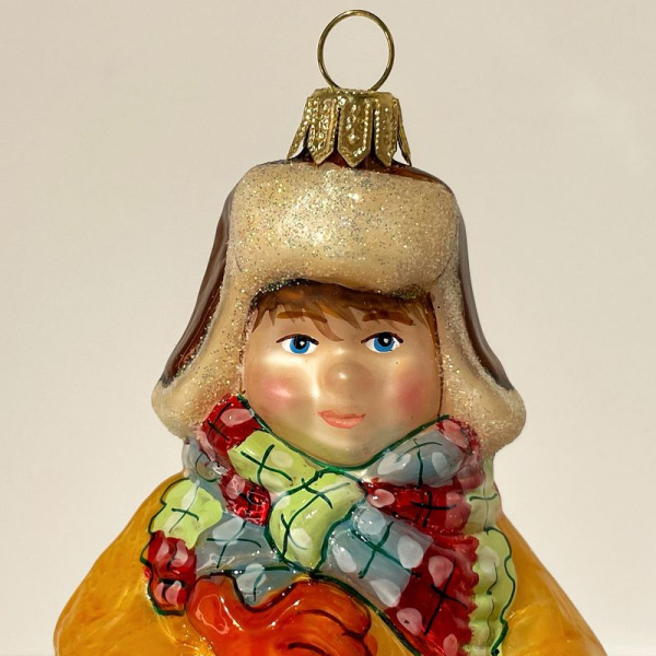 Impuls Стеклянная елочная игрушка Мальчик с санками, высота - 13 см