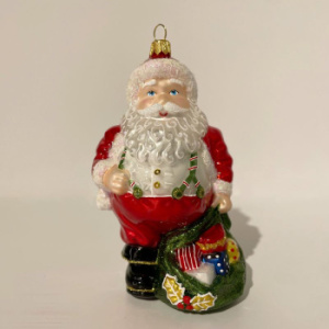 Impuls Стеклянная елочная игрушка Дед Мороз с подарками, высота - 13 см