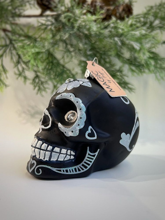 Inge Glas Magic Стеклянная елочная игрушка Черный череп с голубым цветком, размер - 9 см