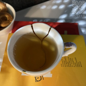Seletti Kintsugi Фарфоровая кружка с птицей, размеры: 8,5х8,5х9 см, цвет - белый, золотой