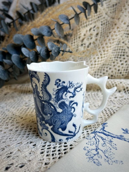 Seletti Hybrid Фарфоровая кружка с драконом Procopia, 8,5х8,5х10 см, цвет - белый, синий