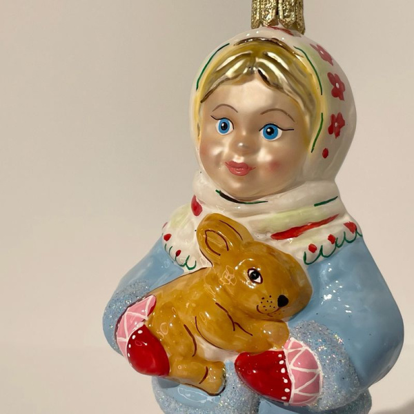 Impuls Стеклянная елочная игрушка Девочка с кроликом, высота - 12 см