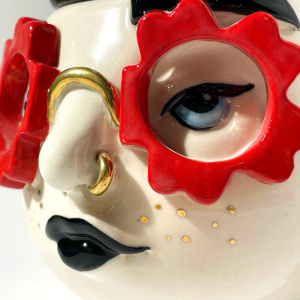 Маленькая керамическая шкатулка с крышкой Стиляга в красных очках, высота - 13 см, A. Kruglikova