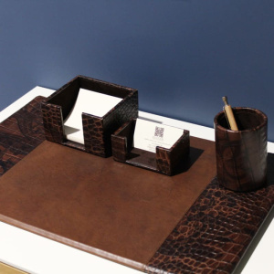 Etro 8793 100 Наст. коврик коричн с тисн. 33*54 натур кожа