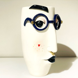 Большая керамическая ваза Стиляга в синих очках и серьгой в виде красного цветка, высота - 25,5 см