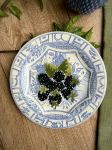 Gien Oiseaux Bleu Fruits Тарелка для закусок и канапе с рисунком Mûres (Ежевика), диаметр - 16,5 см