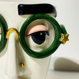 Маленькая керамическая ваза Стиляга в зеленых очках, высота - 13,5 см, A. Kruglikova