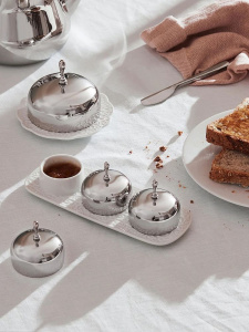 Alessi Dressed Масленка, размеры: 12х12х7,6h см, цвет - белый, полированная сталь