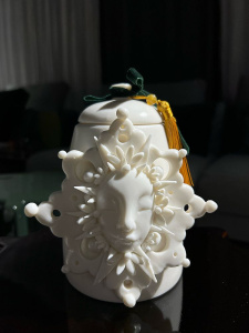 Керамическая шкатулка Снежинка с крышкой и зеленой лентой, автор - A. Kruglikova