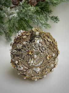 ShiShi Елочная игрушка Шар с кружевом и кристаллами, диаметр - 13 см, цвет - золотой