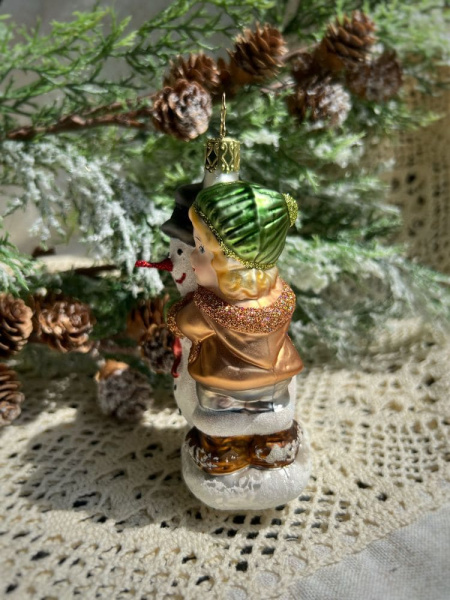 Inge Glas Стеклянная елочная игрушка Девочка со снеговиком, размер - 12,5 см