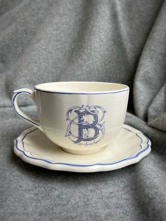 Gien Filet Bleu Monogramme Чайная пара с буквой В, объем - 450 мл, цвет - белый, синий