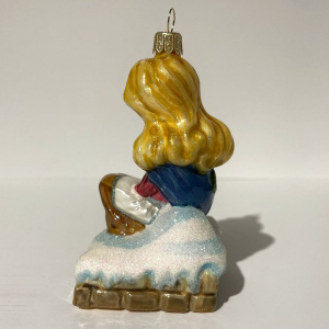 Mysteria Стеклянная елочная игрушка Девочка со спичками, ширина - 7,2 см, высота - 9,2 см