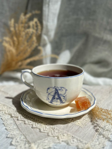 Gien Filet Bleu Monogramme Чайная пара с буквой А, объем - 450 мл, цвет - белый, синий