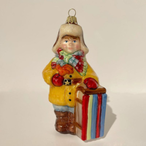 Impuls Стеклянная елочная игрушка Мальчик с санками, высота - 13 см