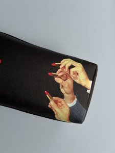 Seletti Toiletpaper Washbag Косметичка с рисунком Lipstick, размеры: 25,5х12,5х12 см, цвет - черный