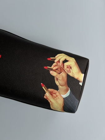 Seletti Toiletpaper Washbag Косметичка с рисунком Lipstick, размеры: 25,5х12,5х12 см, цвет - черный
