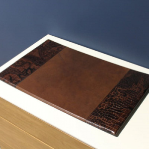 Etro 8793 100 Наст. коврик коричн с тисн. 33*54 натур кожа