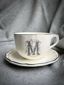 Gien Filet Manganese Monogramme Чайная пара с буквой М, объем - 450 мл, цвет - белый, черный