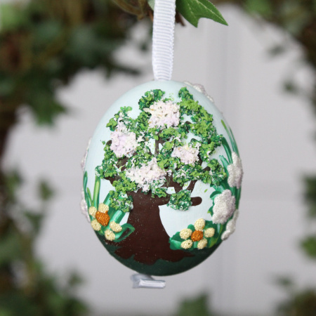 Peter Priess Пасхальное куриное яйцо с вышивкой и объемным рисунком 