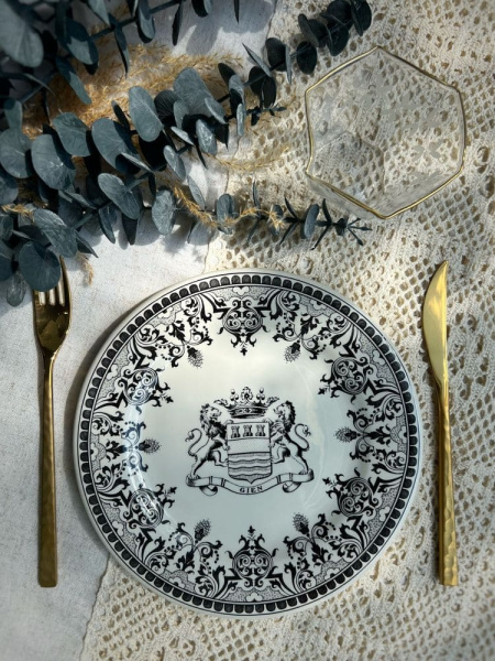 Gien Les Depareillees Десертная тарелка Герб, диаметр - 22 см, цвет - белый, черный