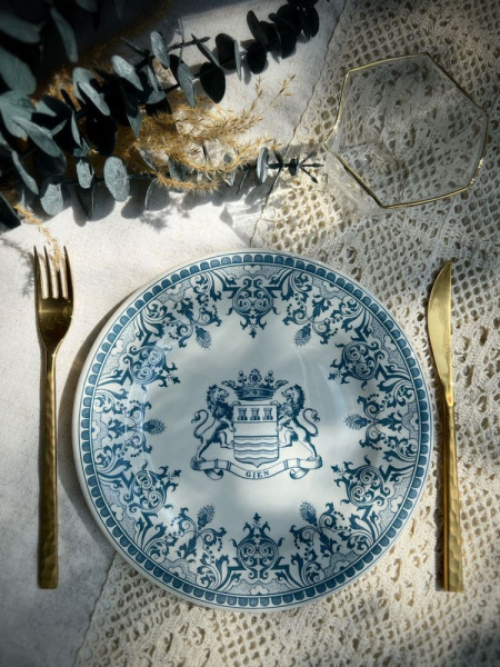 Gien Les Depareillees Десертная тарелка с рисунком Blason (Герб), диаметр - 22 см, белый, голубой