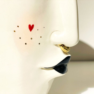 Большая керамическая ваза Стиляга в синих очках и серьгой в виде красного цветка, высота - 25,5 см