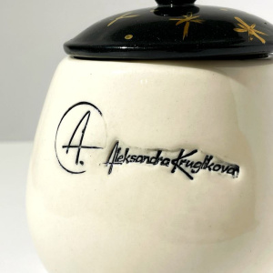 Маленькая керамическая шкатулка с крышкой Стиляга в красных очках, высота - 13 см, A. Kruglikova