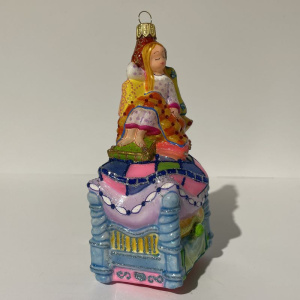 Mysteria Стеклянная елочная игрушка Принцесса на горошине, ширина - 6,2 см, высота - 12,7 см