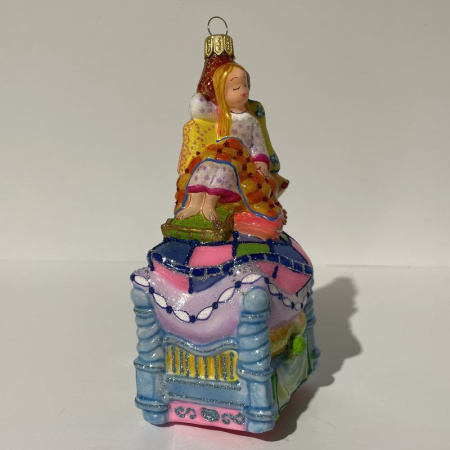 Mysteria Стеклянная елочная игрушка Принцесса на горошине, ширина - 6,2 см, высота - 12,7 см