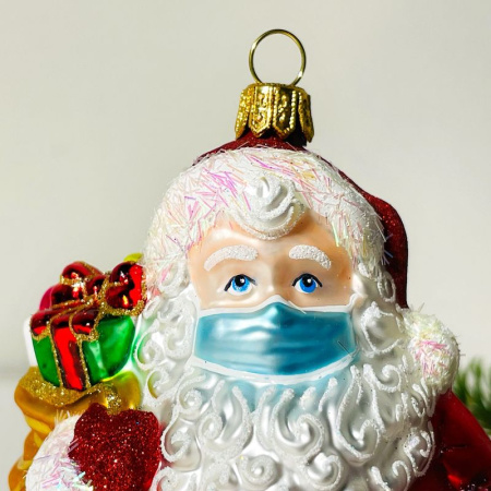 Impuls Стеклянная елочная игрушка Санта в маске с подарками, высота - 12 см
