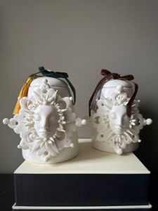 Керамическая шкатулка с крышкой и зеленой лентой, автор - A. Kruglikova