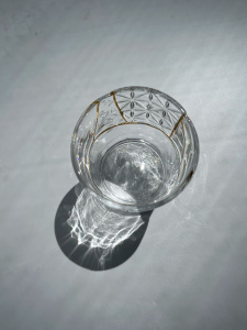 Seletti Kintsugi Стеклянный стакан, размеры: 8,7х8,7х9,5 см, цвет - прозрачный, золотой
