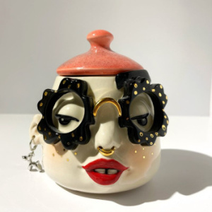 Маленькая керамическая шкатулка с крышкой Стиляга в черных очках, высота - 13 см, A. Kruglikova