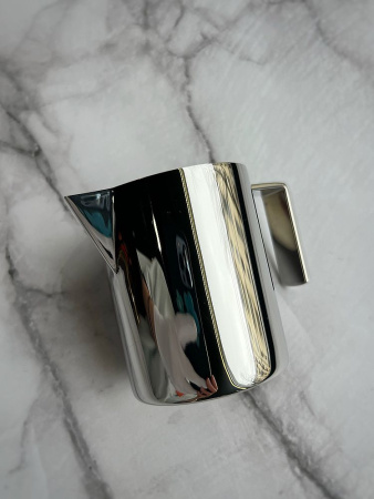 Alessi Creamer Металлический сливочник, размеры: 5,9х5,9х7,2h см, объем - 155 мл, полированная сталь