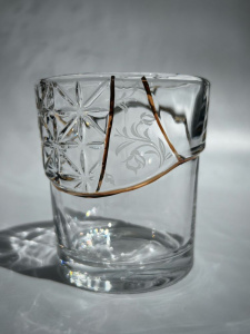 Seletti Kintsugi Стеклянный стакан, размеры: 8,7х8,7х9,5 см, цвет - прозрачный, золотой